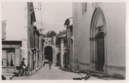 CPSM 84 MONTEUX  RUE ANIMEE L'EGLISE   STYLE CARTE-PHOTO - Monteux