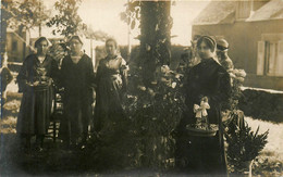 Guérande * Carte Photo * Fête * Distribution De Fleurs Ou Oeillets * Femmes En Coiffe - Guérande