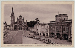 33 - BAZAS - Place De La République - Cathédrale Saint-Jean Et L'Hôtel De Ville. - Bazas