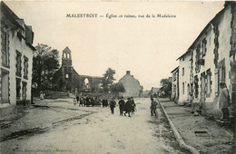 Malestroit * La Rue De La Madeleine Et L'église En Ruines * Villageois - Malestroit