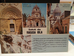 Cartolina Saluti Da  Ragusa Ibla Centro Storico , Via Capitano Bocchieri, Palazzo La Rocca, Chiesa S.Giorgio - Ragusa