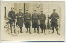 Carte Photo Originale Groupe De Soldats Du 56e DNLF- Devant Poste De Police Vélo, Fusil - Uniformen