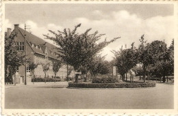 Diest : Weerstandsplein Met Monument 1940-45 ( Met School) - Diest