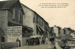 Bourg De Batz * Rue Et Vue Sur L'hôtel Restaurant KER DEVENNECK * Automobile Voiture Ancienne - Batz-sur-Mer (Bourg De B.)