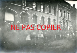 PHOTO ALLEMANDE - PRISONNIERS ANGLAIS A HENIN LIETARD PRES DE DOURGES - LENS PAS DE CALAIS - GUERRE 1914 1918 - 1914-18