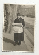 Photographie , 125 X 85 Mm , 1936 , Lecture Du Journal - Non Classés