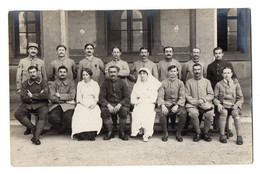 CPA 3023 - MILITARIA - Carte Photo Militaire - Hopital De LYON - Un Groupe De Blessés & 2 Infirmières - Personen