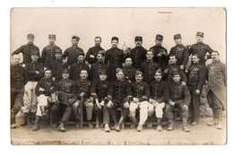 CPA 3026 - MILITARIA - Carte Photo Militaire - Un Groupe De Soldats N° 138 Sur Les Cols Dont Un Avec Un Accordéon - Personnages