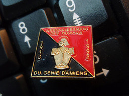 Pin's  Arrondissement Des Travaux Du  Génie D'Amiens. 1946-1993 - Army