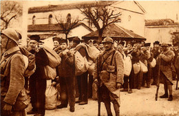 Ile De Ré * Convoi De Forçats Dans La Cour Du Bagne De St Martin * Militaires - Ile De Ré