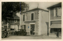 Ile D'oléron * La Brée * La Place De La Liberté * Hôtel Restaurant * Automobile Voiture Ancienne * épicerie Mercerie - Ile D'Oléron