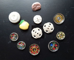 Autres Collections - BOUTONS - Ensemble De 12  Boutons En Plastique ( Elephant ,pomme, Fleurs, ...) - Buttons