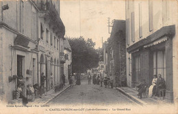 21-888 :  CASTELMORON-SUR-LOT. GRAND'RUE. CACHET HOPITAL TEMPORAIRE. SECOURS AUX BLESSES - Castelmoron