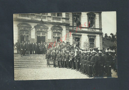 MILITARIA CARTE PHOTO GROUPE DE POMPIERS ( POMPIER ) CLAIRONS & DRAPEAU À EVRY LA BATAILLE EURE 1909 HÔTEL DE VILLE : - Pompiers