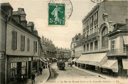 Tarbes * La Rue Des Grands Fossés Et Les Nouvelles Galeries - Tarbes