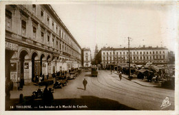 Toulouse * Les Arcades Et Le Marché Du Capitole - Toulouse