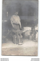 CPA Carte Photo Un Atelier De Marechal Ferrant - Artisanat