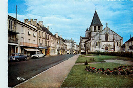 Chauvigny * Rue Et La Place Du Marché * église Notre Dame - Chauvigny