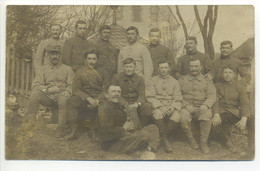 CARTE PHOTO MILITARIA ORIGINALE Groupe De Soldats En Captivité Guerre 1414 Uniformes - Guerre 1914-18