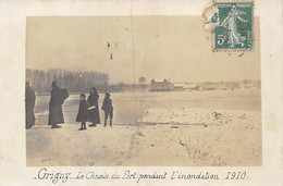 21-1123 : GRIGNY. LE CHEMIN DU PORT PENDANT L'INONDATION 1910. CARTE-PHOTO - Grigny