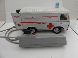 Joustra : Très Rare Peugeot J7 Ambulance Année 65/70 Télécommandé Marche Av Et Ar Gyrophare Tout Fonctionne-Superbe état - Modelos R/C (teledirigidos)