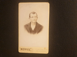 Cdv Ancienne Vers 1880. PORTRAIT D'une Homme Distingué. PHOTOGRAPHE  MATHIEU À MARSEILLE - Oud (voor 1900)