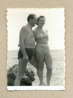 W34-Woman Swimsuit Bikini Pin Up, Guy Trunks Bulge Shirtless Naked On Rocky Beach-Vintage Photo Snapshot - Pin-Ups