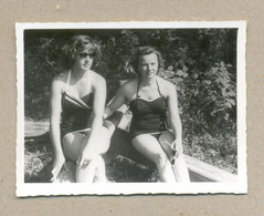 W34-Two Pin Up Girl Woman In Swimsuit Bikini With Sunglasses-Vintage Photo Snapshot - Pin-Ups