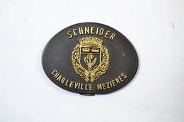 Petite Plaque Publicitaire Schneider (tailleur / Couturier) à Charleville-Mézières Ardennes. Années 1970 - Altri & Non Classificati