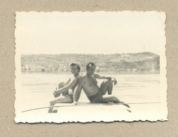 W35-Woman,Pin Up Girl,Guy,Man,Bikini,Swimsuit,Trunks,Bulge,Next To Each Other,River Danube,Batina-Vintage Photo Snapshot - Pin-Ups