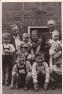 Foto Altes Ehepaar Mit Vielen Kleinkindern - 1948 - 8*5cm (53838) - Ohne Zuordnung