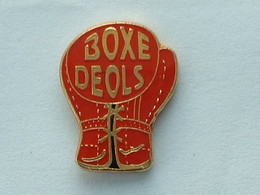 PIN'S BOXE - DEOLS - Boxe