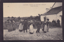 CPA CMCB 367 Bretagne Non Circulé Coutumes Moeurs Et Costumes Bretons - Bretagne