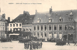 21-1310 : HESDIN. DEFILE DES TROUPES SUR LA PLACE D'ARMES - Hesdin