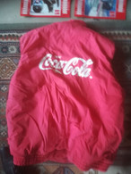 Lot Coca Cola: Bodywarmer, Pet, Kroonkurktrekker, Kalenders, Glas, Potlood, Onderzetters, Frisbee, Fles, Kroonkurken - Andere & Zonder Classificatie