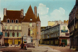 Pontivy * La Place Du Martray Et La Statue De Guépin * Grands Magasins DEHAPIOT - Pontivy