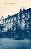 Nevers * Rue Et Vue Sur La Poste * Automobile Voiture Ancienne - Nevers