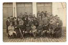 CPA 3049 - MILITARIA - Carte Photo Militaire - Un Groupe De Soldats  (Blessés ) Dont Roger HOCHART  & Civils - Personen