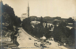 Lourdes * Carte Photo * Arrivée à La Basilique Et à La Grotte Par L'avenue De La Gare * Tramway Tram - Lourdes