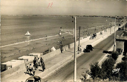 Châtelaillon * La Digue Et La Plage * Automobile Voiture Ancienne - Châtelaillon-Plage