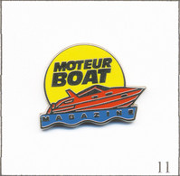 Pin's Médias - Presse Ecrite / Magazine “Motor Boat“. Estampillé AMC. Zamac. T761-11 - Médias