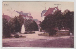 56913 Ak Zeitz Schillerplatz Mit Springbrunnen 1912 - Andere & Zonder Classificatie