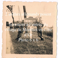 Montliot (Côte D'Or) (1940) Deux Soldats Allemands Posent à Côté Du Panneau D'entrée De Bourg - 1939-45