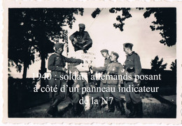 Corbeil (Essonnes) Soldats Allemands Posant à Côté D'un Panneau N7 - 1939-45