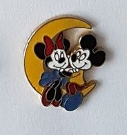 Pin's  Personnages  BD, MINNIE  Et  MICKEY  Assis  Sur  Un  Croissant  De  LUNE  Verso  DISNEY - Disney