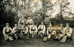 Militaria Régiment * Carte Photo * Hommes Soldats Militaires Et Mitrailleuses * Arme Mitrailleuse Matériel - Régiments