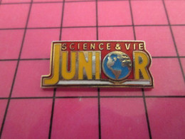 416b Pin's Pins / Beau Et Rare / THEME : MEDIAS / GLOBE TERRESTRE REVUE SCIENCE & VIE JUNIOR - Médias