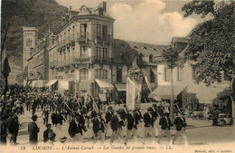 Luchon * Avenue Carnot * Les Gardes En Grande Tenue * Défilé * Café Restaurant - Luchon