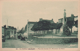 LE CELLIER : (44) Place Des Arcades Et Le Monument Aux Morts - Le Cellier