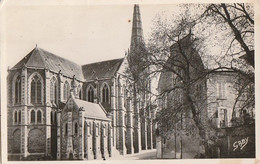 CHATEAUBRIANT. - Rue De L'Eglise Et L'Eglise St-Nicolas - Châteaubriant